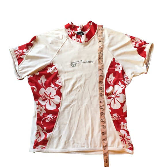 Xcel Rash guard with red and white floral print - Picture 8 of 8